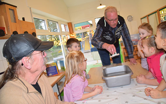 Das NaWi-Team in einem Kindergarten