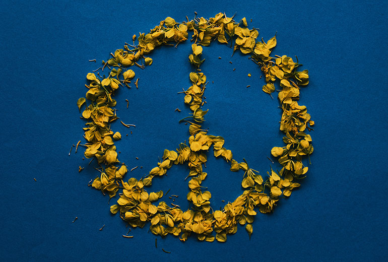 Friedenssymbol in ukrainischen Nationalfarben