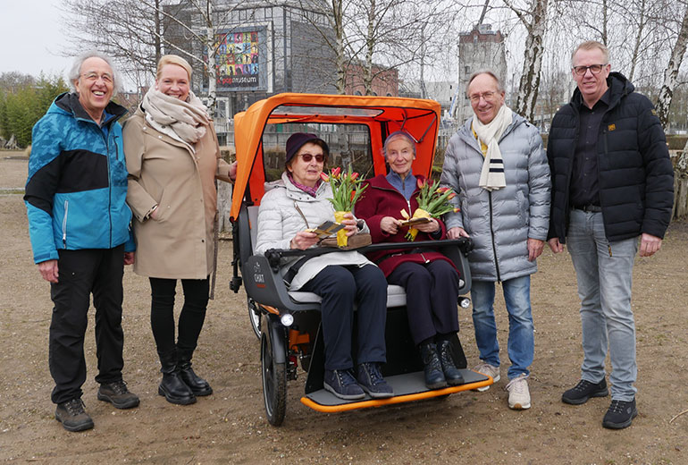 Rikscha mit Iniator*innen und Gästen